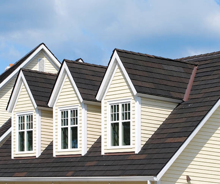 Prefab dakkapel vs. maatwerk: Wat past het beste bij jouw woning?